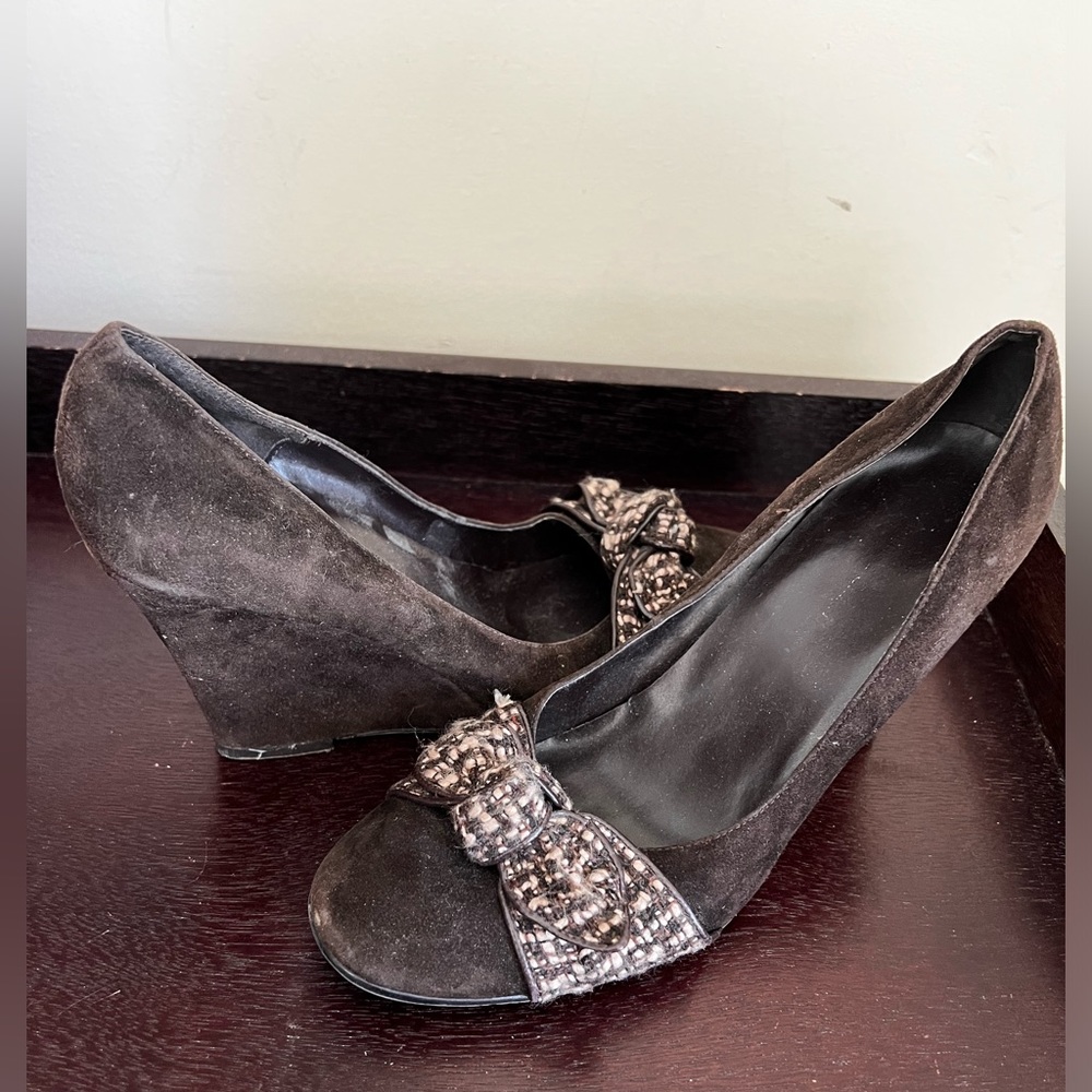 Brown suede pumps with bow on front wedge heal size 8
